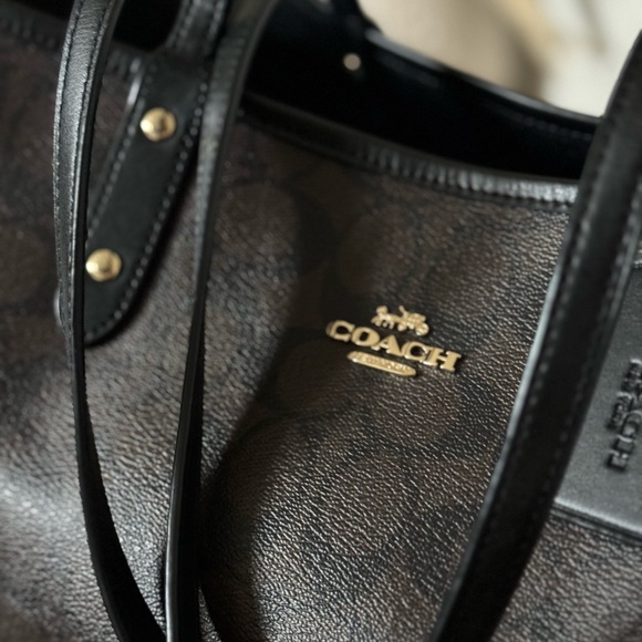 City Tote Bag In Signature Canvas - reversible - Picture 3 of 6